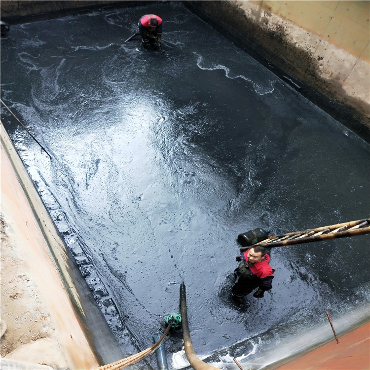 彭场镇废水池清理