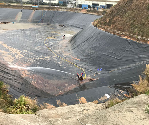 彭场镇废水池清理