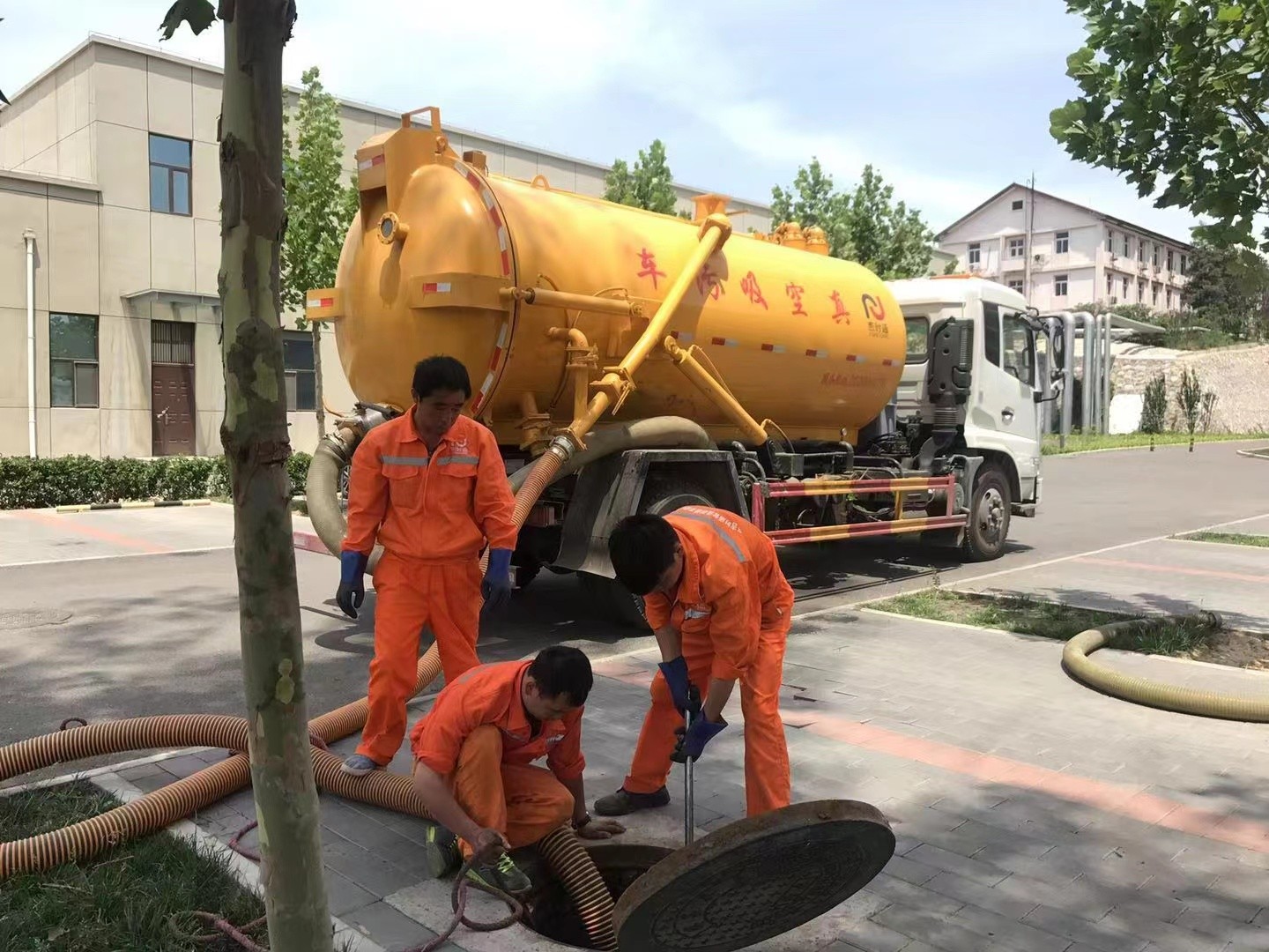 彭场镇管道疏通车停在窨井附近