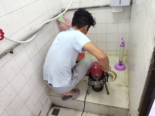 彭场镇管道堵塞冒臭气 专业师傅现场解决问题