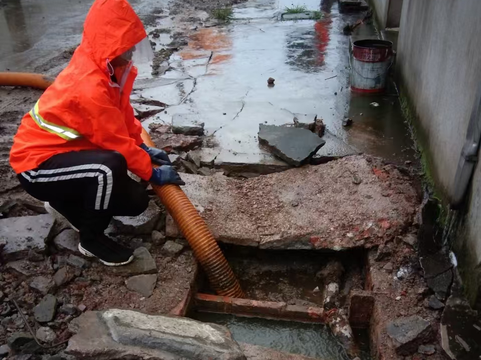 彭场镇专业清理污水池 炜誉市政以规范流程守护城市 “肠道”