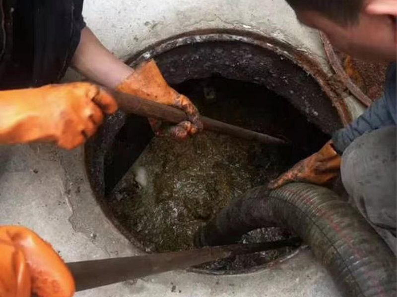 彭场镇清理化粪池时如何避免沼气的危害？